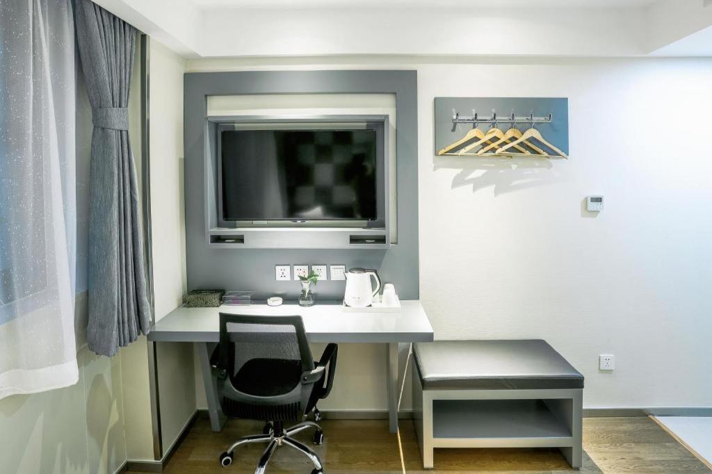 Zhotels Meilongzhen Plaza West Nanjing Road Branch Hotel 3*